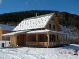 Ferienhaus mit großer Holzterrasse